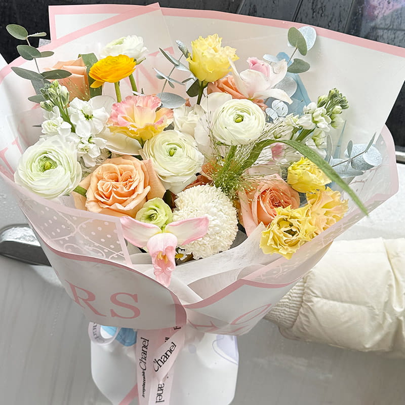 滑らかな質感の花の包装紙