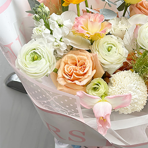 滑らかな質感の花の包装紙