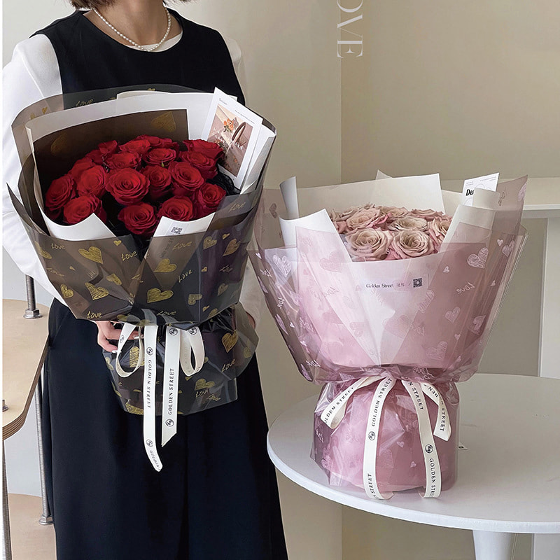 愛のプリント デザインの花の包装紙の防水厚くされた片面は塗られました