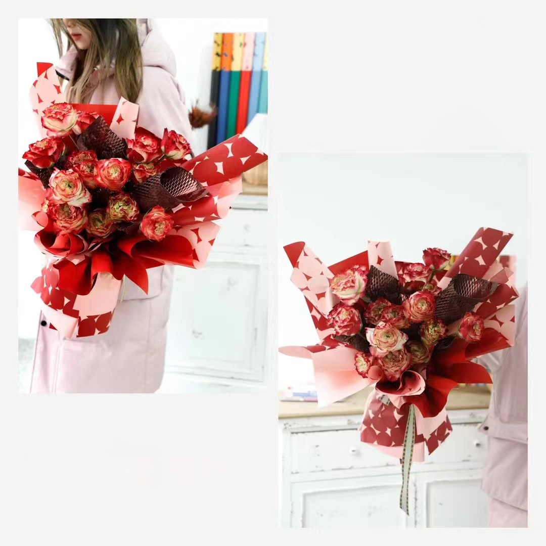 2色の水玉模様の花の包装紙