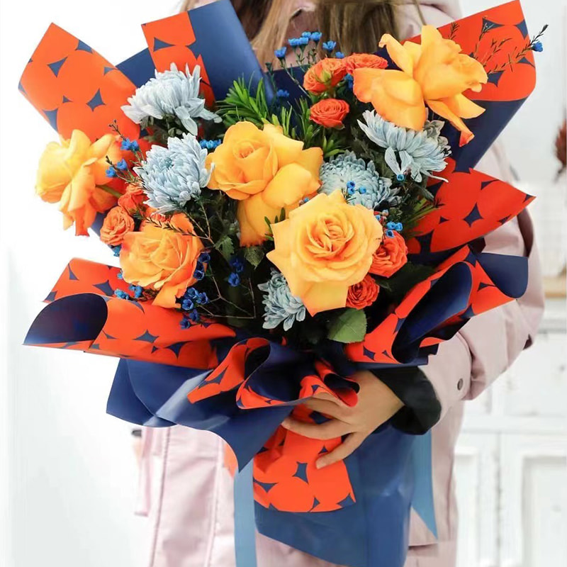 2色の水玉模様の花の包装紙