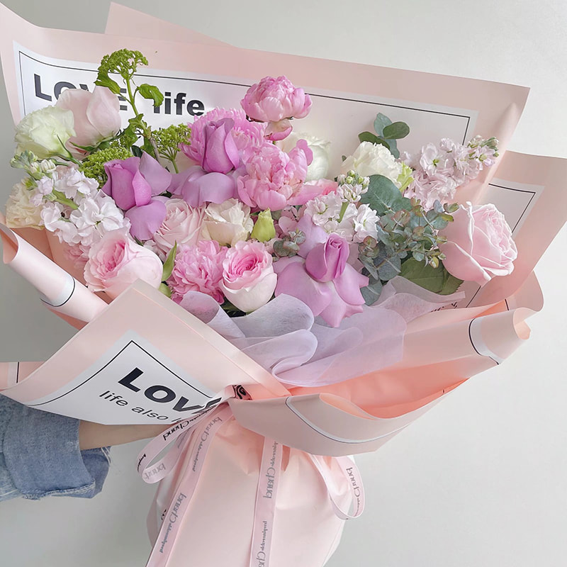 滑らかな文字の花の包装紙