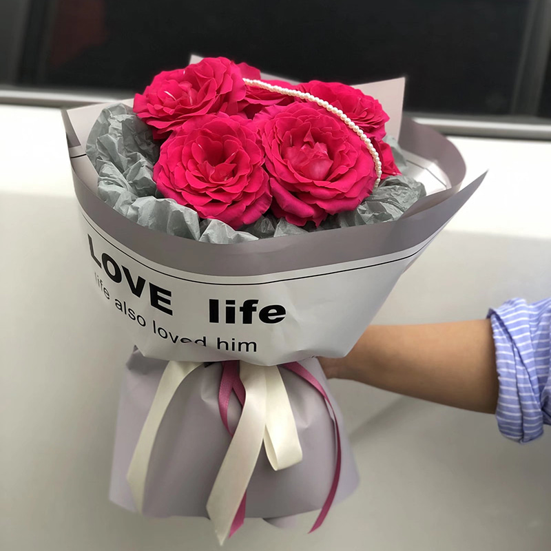 滑らかな文字の花の包装紙
