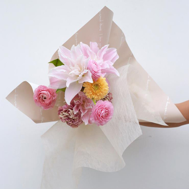 ロマンチックな花束を印刷した包装紙
